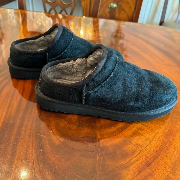 UGG CLASSIC BLACK SLIPPER - Picture 9 of 10
